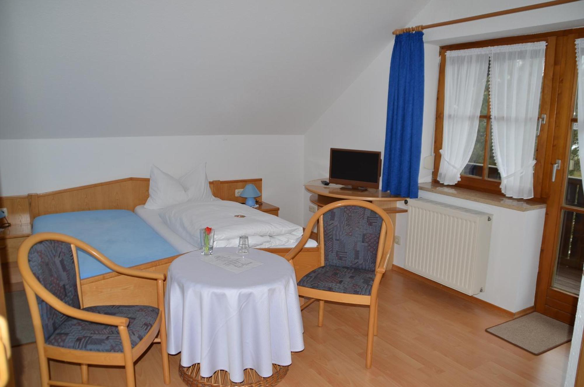 Uebernachtungsmoeglichkeit In Maierhoefen Grunenbach Szoba fotó
